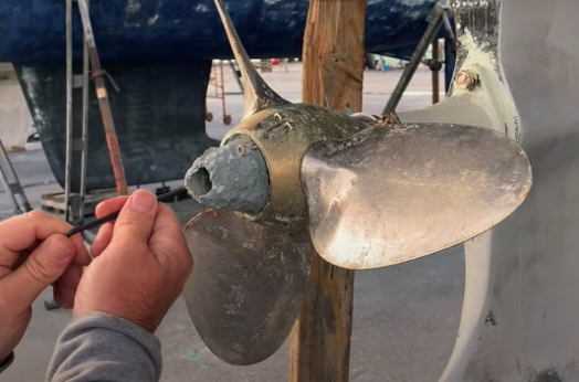 Replacing the anode on the propeller